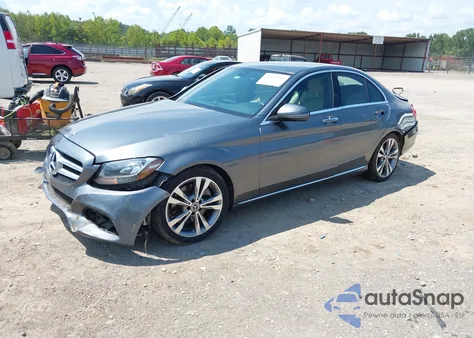 2018 Mercedes-Benz C 300 z USA, uszkodzony, nr VIN 55SWF4JB3JU246851